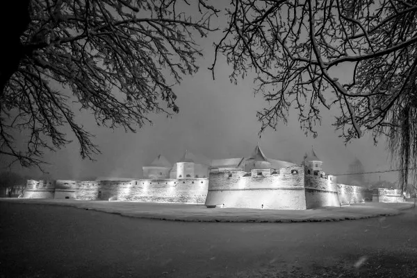 Lucrări de iarnă la Cetatea Făgăraş. Pe şantier sunt şi în această perioadă 90 de muncitori