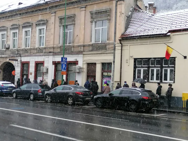 Braşovenii nu s-au dezis, coadă la taxe şi-n pandemie: 1.796 de oameni în 4 ore la casieriile Primăriei