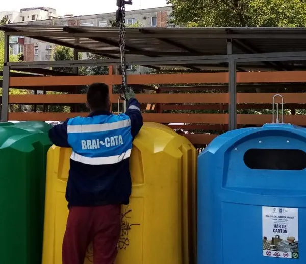 Statistică: 60% din colectarea separată din România se face prin pubele stradale colorate