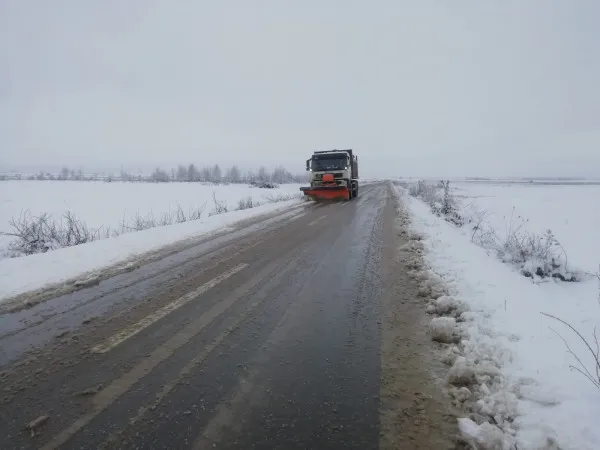 Ninge până vineri, vine şi gerul. Deszăpezirea e 24 de ore în stradă, ne asigură autorităţile
