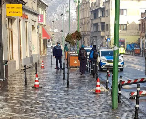 Pericol în Centrul Braşovului: Tencuiala unei clădiri istorice a început să cadă pe trecători