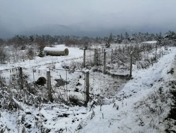 Gardul de protecţie al lacului de acumulare de lângă Săcele a fost reparat, după ce a fost distrus de „pescarii amatori”