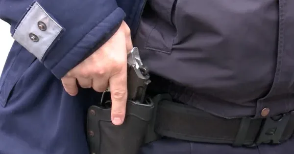 Poliţia Locală Braşov îşi donează armele de foc. Inspectoratul Judeţean de Poliţie Braşov a stabilit încă de din urmă cu doi ani că agenţii primăriilor nu aveu dreptul să deţină pistoale