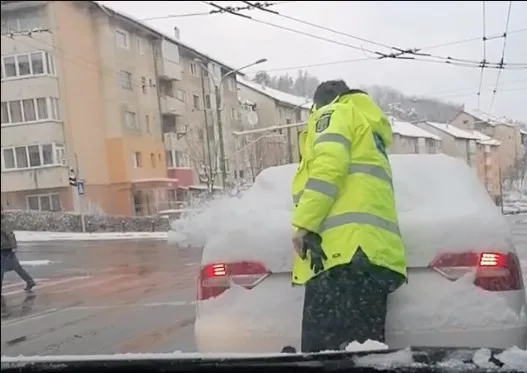 Poliţiştii au umor: La Braşov şi la Sibiu, fac deszăpeziri la semafor