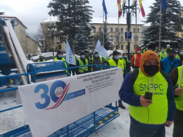 Sâmbătă, zi de protest: unii în faţa portarului de la Prefectură, alţii cu afişele pe pârtiile cu mii de turişti