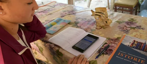Inventarul şcolii online, în judeţul Braşov: 1 din 8 copii nu are  nici măcar un telefon de pe care să urmărească orele