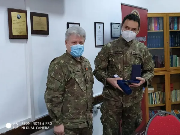 Militarii din Braşov trimişi pe „fronturile Covid” din Suceava şi Focşani, decoraţi de Iohannis