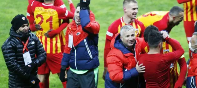 „Bursucul”, jovial cu jucătorii săi după ce a bătut campioana