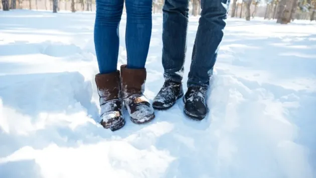Garderoba pentru Tâmpa. Esenţiali sunt bocancii de munte, pe care îi uită în special „pantofarii” veniţi de prin alte părţi