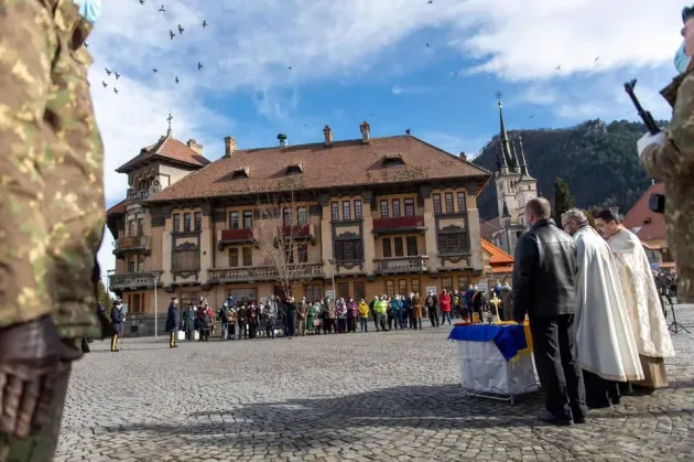 În pandemie, Unirea a fost marcată „în cuget şi-n simţire”. Doar Armata, Biserica şi oficialii în Piaţa Unirii  