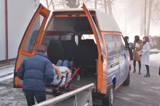 Persoanele greu deplasabile din municipiul Brașov  vor beneficia de transport gratuit la centrele de vaccinare împotriva Covid-19. În primă fază, acest serviciu se adresează brașovenilor din evidența Direcției de Asistență Socială