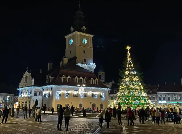 Gata cu sărbătorile: A fost ultima noapte în care luminile au fost aprinse în bradul din Piaţa Sfatului