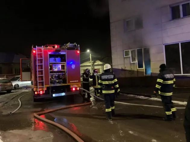 Foc la parter de bloc, 23 de locatari din bloc evacuaţi