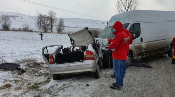 Grav accident pe DJ132B, între Homorod și Cața: O mașină „retezată” în două, un om mort pe loc