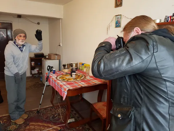 Din Suedia, la Braşov, ca să scrie de viaţa romilor cu handicap  