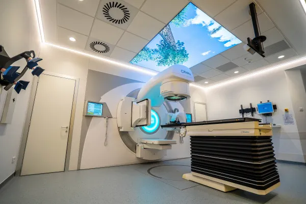 Un centru de radioterapie privat, inaugurat la Braşov. Bolnavii de cancer vor avea acces gratuit la servicii