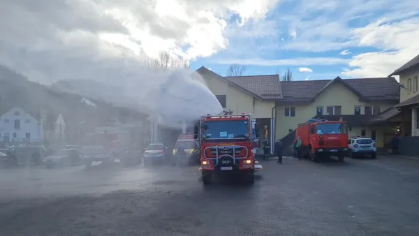 Autospeciala pădurilor, dusă la Moieciu: Cu tun de apă, aruncă 3.000 litri
