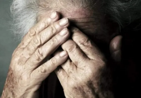 Braşov, ziua mare, la drumul mare: Poliţia, chemată de medici la spital, unde a fost adusă o femeie atacată de 2 tineri vlăjgani