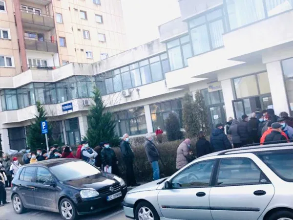Electrica Braşov: Te aşezi la coadă la 8, intri (poate) la 12