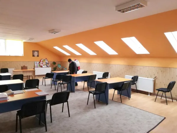 Municipalitatea brașoveană a început dezinfectarea școlilor. La toate unitățile de învățământ din oraș sunt asigurate stocurile de materiale dezinfectante