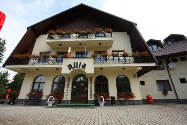 Fostul fotbalist Adrian Ilie vrea 5,5 milioane de euro pe Hotelul Ruia din Poiana Braşov