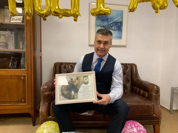 Ambasadorul Israelului e de azi tată de urs la Braşov. Mura, cea îmbrăcată până la 5 ani în rochie de fetiţă