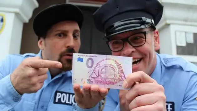 Există, nu sunt o glumă şi puţini şi le permit: bancnotele de 0 Euro