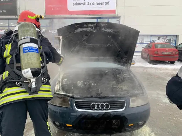 Mașină în flăcări, într-o parcare din Bartolomeu. Proprietara a suferit un atac de panică