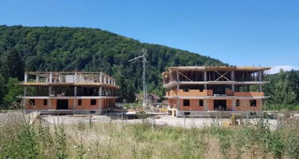 Odată cu „războiul Predeal”, duc şi „războiul Săcele”: Localnicii din Dâmbu Morii, în stradă pentru a opri şantierul Camping Dârste
