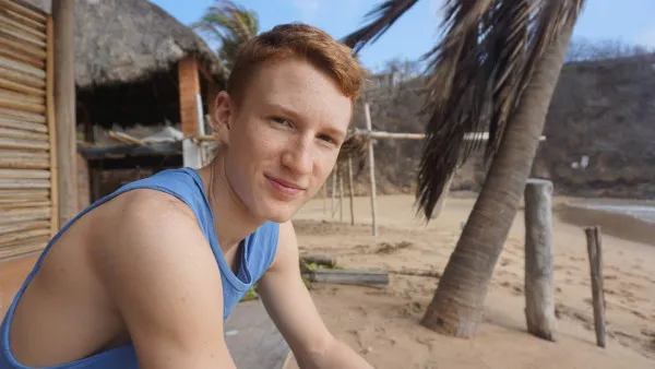 Un tânăr braşovean, cu tumoră inoperabilă, s-a vindecat cu preparate din canabis, după ce a plecat în Mexic