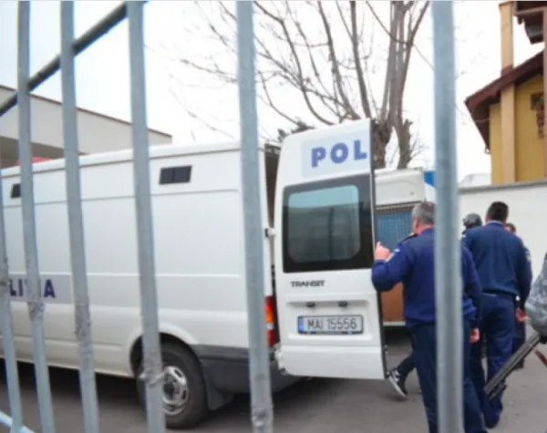Hoț violent, a dat „lovitura” și acasă