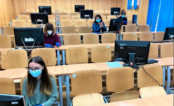 Covid-ul la Universitate: 4 săptămâni de învăţare şi doar o grupă, din aproape 1.000, carantinată
