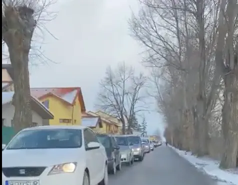 A început coșmarul: Ieșirea din Sânpetru, blocată de mașini și șoferi nervoși. „Să înțeleg și eu, așa zisul virus are un singur drum de acces către Brașov?”
