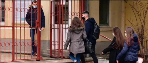 Mâine se redeschid școlile din Brașov. Copiii din clasele primare și terminale revin în clase