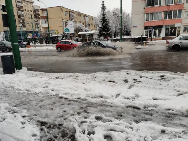 Râul Onix, malul drept. Ieri la Braşov,  deszăpezirea... cu apă