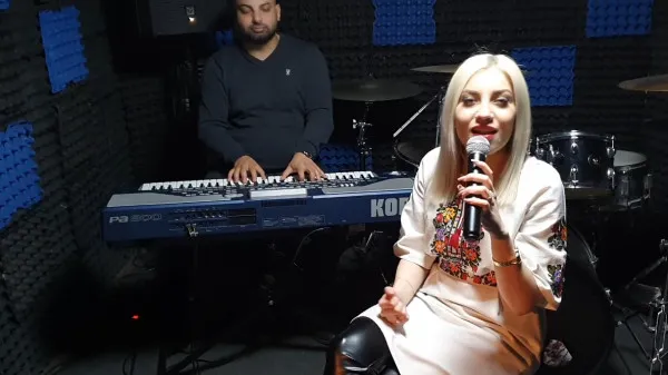 Vrea să ajungă la Favorit TV. Un fost „muguraş” din Râşnov, acum cântăreaţă în Braşov, are nevoie de un vot de la braşoveni