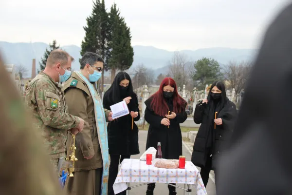 La mormântul unui camarad