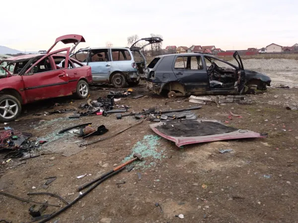 Tărlungeni, satul în care se ard maşini în curte sau pe marginea drumului. Nu mai puţin de 6 „ateliere de dezmembrare auto” au fost amendate într-o singură zi de Garda de Mediu Braşov