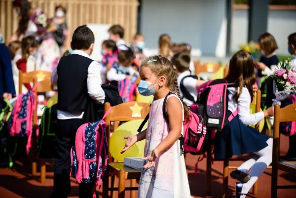 IŞJ Braşov a publicat lista „unde îţi duci copilul  la şcoală”. Aviz părinţilor care vor altă învăţătoare: ceri viză de flotant, e ca şi cum ţi-ai chema Poliţia acasă