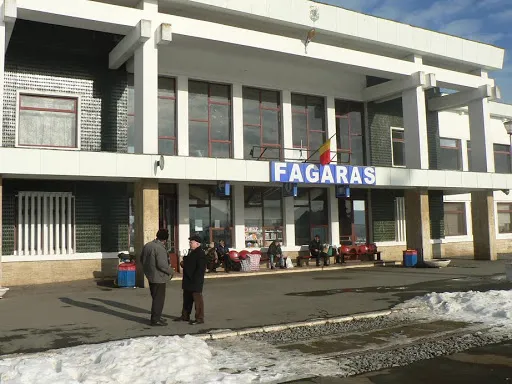 Făgăraş: Bătea femei prin gară pentru un telefon