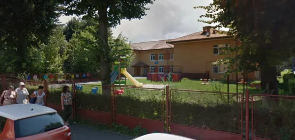 Petiţia 45 de locuri la grădiniţă. Doar să vrea Primăria, pentru că părinţii revendică... spaţiul gol din Grădiniţa 33