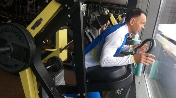 La 53 de ani aleargă suta în 12,1 secunde. Recordman la sprint, într-un oraş fără infrastructură