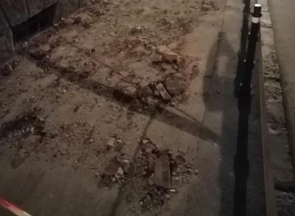 Primele sancţiuni pentru clădiri în paragină: primii pe listă, proprietarii fostului Spital Dermato şi ai unei case din Piaţa Enescu, care au primit amenda maximă