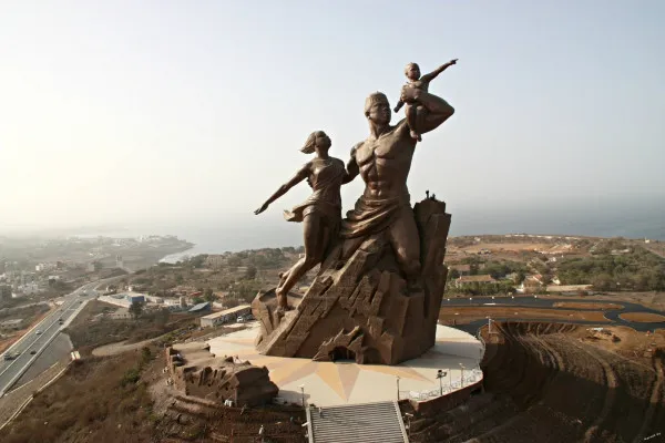 Cea mai înaltă statuie din Africa a fost proiectată de un sculptor care a copilărit pe străzile Braşovului