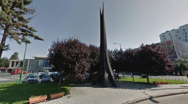 Povestea obeliscului de la Gara Braşov. Vecin cu „Căprioara”, blocul construit pentru a fi hotel şi care avea ce n-are Braşovul nici acum: piscină la etajul 10