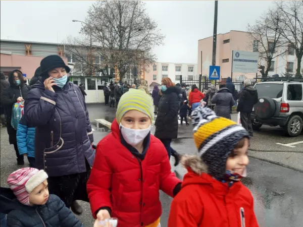 Fizic, online, fizic, vacanţă. „Şcoala în pandemie”, episodul ping-pong cu copiii