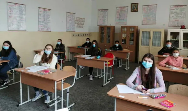 Doar 2 din 10 elevi de-a XII-a au simulat ieri Bac-ul. 8 din 10, carantinaţi Covid