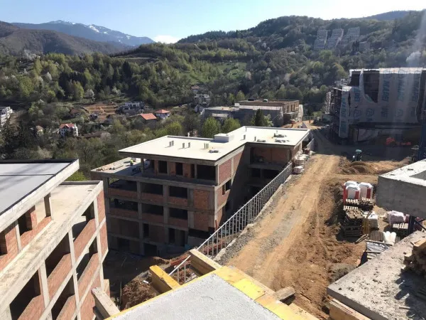 Stejeriş: 3 blocuri, gata şi vândute. Urmează alte 5 pe Drumul Poienii