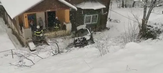 S-a trezit cu o maşină-n ogradă