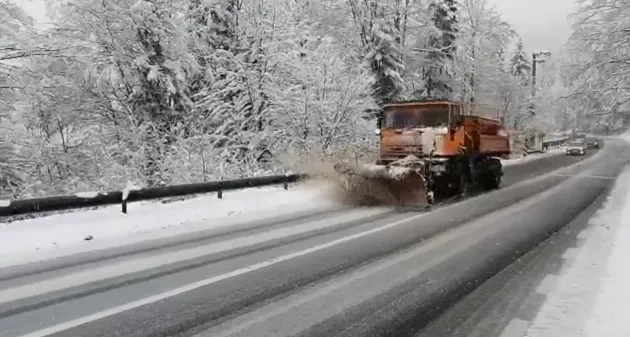Cum i-a prins „iarna din primăvară” pe drumarii din Braşov